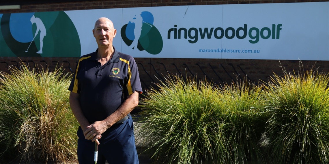 Ringwood-Golf-Bruce-with-sign-ML-News.jpg